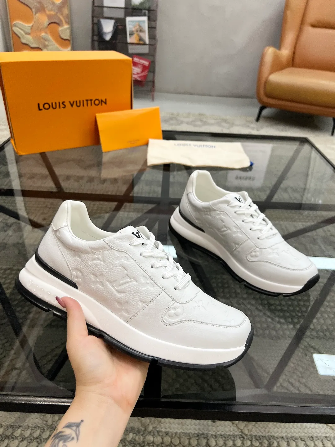 Factory price: 480💰LV🔍Top purchasing agent🇮🇹 Road Street God's new sneakers are coming and are available at counters simultaneously. Original factory configuration, original cowhide fabric imported from Italy, high-quality embossed splicing complex process, sports trendy person, imported water-dyed sheepskin lining, soles: Wang Yuan factory specially provides original soles, super comfortable, original factory single goods 🔍🔍High quality, you can enter and leave the counter at will, welcome to compare and synchronize with the counter, code number 38-44, customized 45